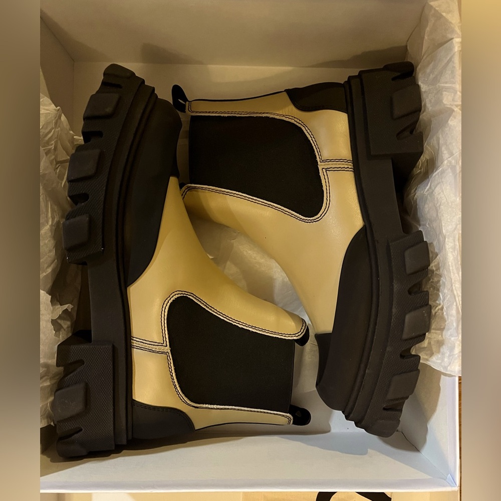 NWT Ganni Calf Leather Chelsea Boots Size 43 (US 10)